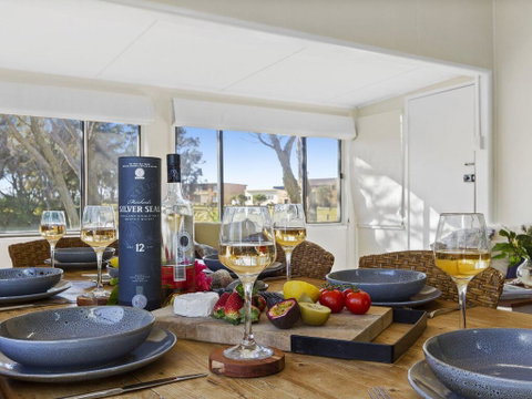 Between 2 Beaches - Comfortable Private Sanctuary - Accommodation QLD 3