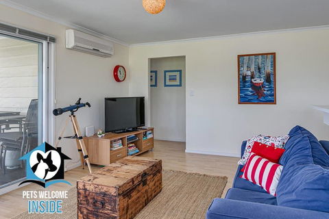 Big Stylish House With River Views, Games Room & WiFI - Accommodation QLD 2