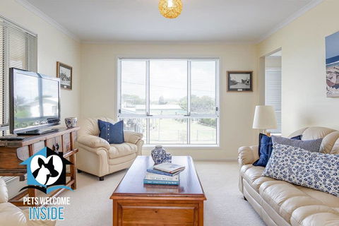 Big Stylish House With River Views, Games Room & WiFI - Accommodation QLD 3