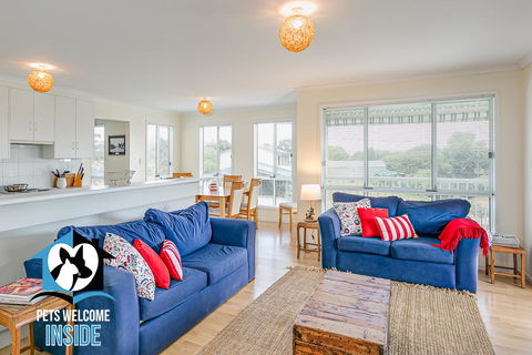 Big Stylish House With River Views, Games Room & WiFI - Accommodation QLD 1