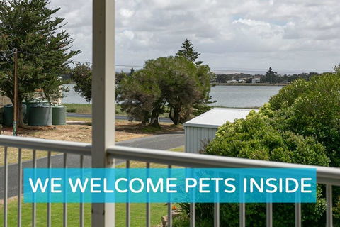 Big Stylish House With River Views, Games Room & WiFI - Accommodation QLD 0