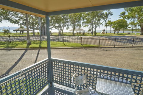 BIG4 Rowes Bay Beachfront Holiday Park - Accommodation QLD 2