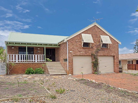 Birubi Beach House' 14 Campbell Avenue - Fantastic House And Close To The Surf Beach - Accommodation QLD 0
