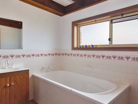 Birubi Beach House' 14 Campbell Avenue - Fantastic House And Close To The Surf Beach - Accommodation QLD 2