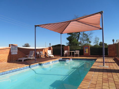 Bishop's Lodge Motor Inn - Accommodation QLD 3