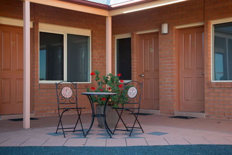 Bishop's Lodge Motor Inn - Accommodation QLD 1