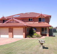 Blue Bay 83a Rocky Point Road - Foxtel  air conditioning downstairs - Accommodation QLD