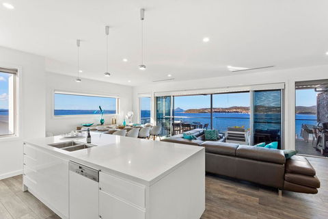 Blue Water Splendour - Infinity Pool And Amazing Views!! - Accommodation QLD 3