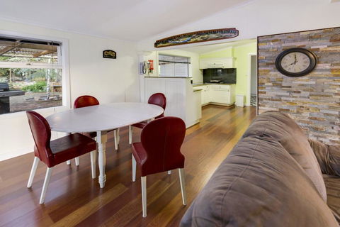 Bluff View River House - Stunning Riverfront - Accommodation QLD 2