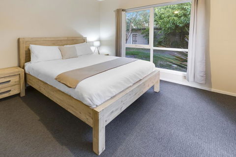 Bluff View River House - Stunning Riverfront - Accommodation QLD 1