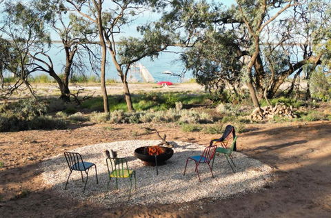 The Jetty Hut - Lake Frontage Barmera Riverland - Accommodation QLD 3