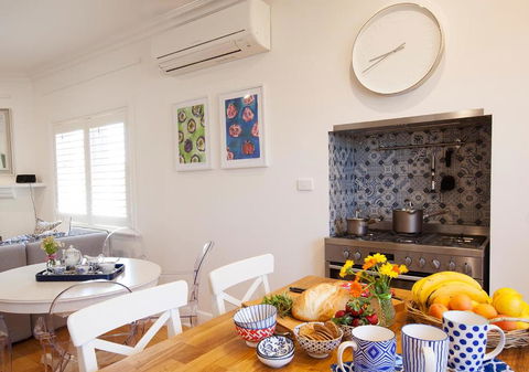 THE WHITE HOUSE Luxury Villa Embedded In History - Accommodation QLD 3