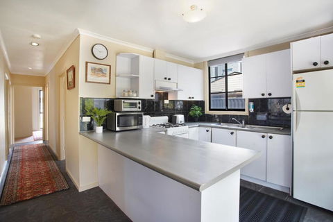 Three Bedroom Sweet Retreat In Coburg - Accommodation QLD 1