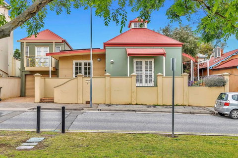 Time And Tide Hideaway - A Spacious Beachside Escape - Accommodation QLD 1