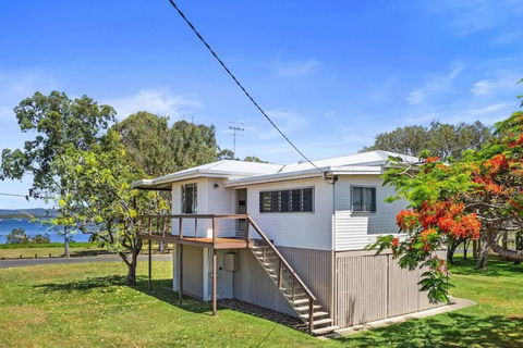 Welcome To Waterfront Views - Accommodation QLD 0