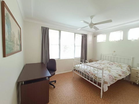 Welcoming And Comfortable Stay In Spacious House With Garden B4 - Accommodation QLD 0