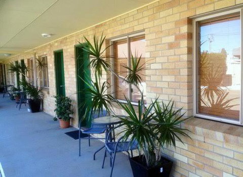 Windsor Hotel Miles - Accommodation QLD 1
