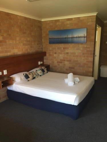 Windsor Hotel Miles - Accommodation QLD 2