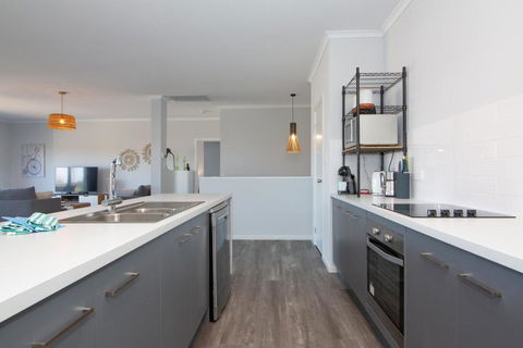 Xanadu - Aldinga Beach - C21 SouthCoast Holidays - Accommodation QLD 3