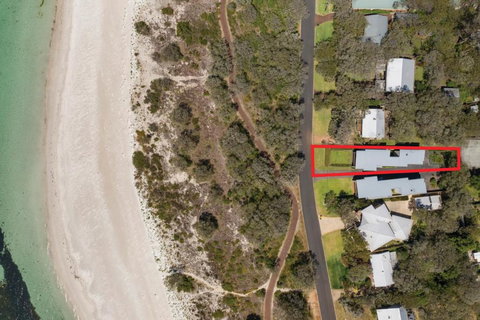 XYZ Holiday Home - Accommodation QLD 0