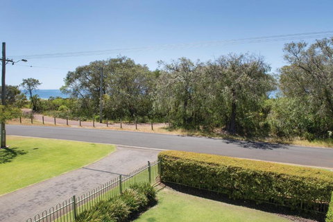 XYZ Holiday Home - Accommodation QLD 2