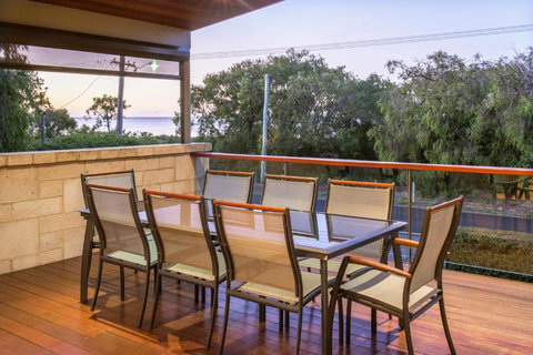 XYZ Holiday Home - Accommodation QLD 3