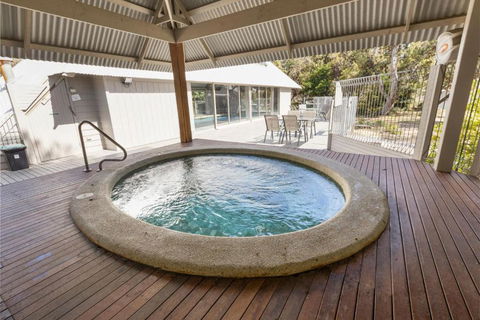 Amphion - Waterfront Retreat - Accommodation QLD 4