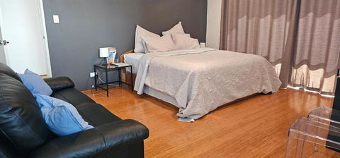 Private King Bed Guest Suite - Accommodation QLD 0