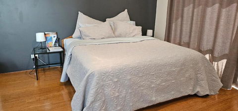 Private King Bed Guest Suite - Accommodation QLD 1