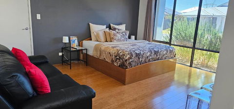 Private King Bed Guest Suite - Accommodation QLD 2