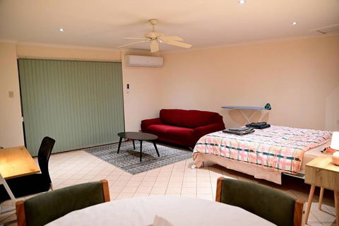 Spacious Studio In AliceSprings QueenBed+KSAirbed - Accommodation QLD 1