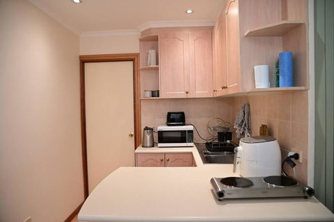 Spacious Studio In AliceSprings QueenBed+KSAirbed - Accommodation QLD 2