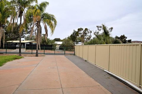 Spacious Studio In AliceSprings QueenBed+KSAirbed - Accommodation QLD 3