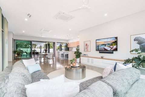 ZenLux Massive 5-BR Holiday Home - Pool - BBQ - Accommodation QLD 2