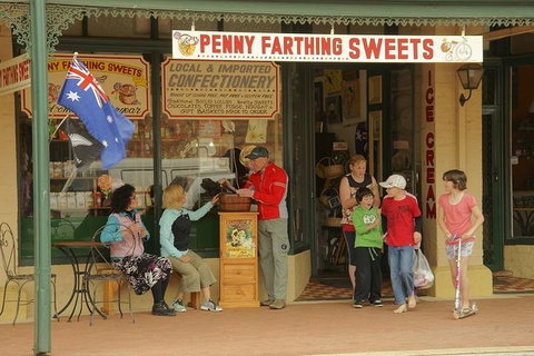 2-Day Wave Rock, York, Wildflowers & Aboriginal Experience - Accommodation QLD 4